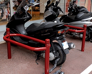 Deko-Motorradst�nder (Abb. zeigt 2 St�ck feuerverzinkte, beschichtete Version mit Kopfmodell City)